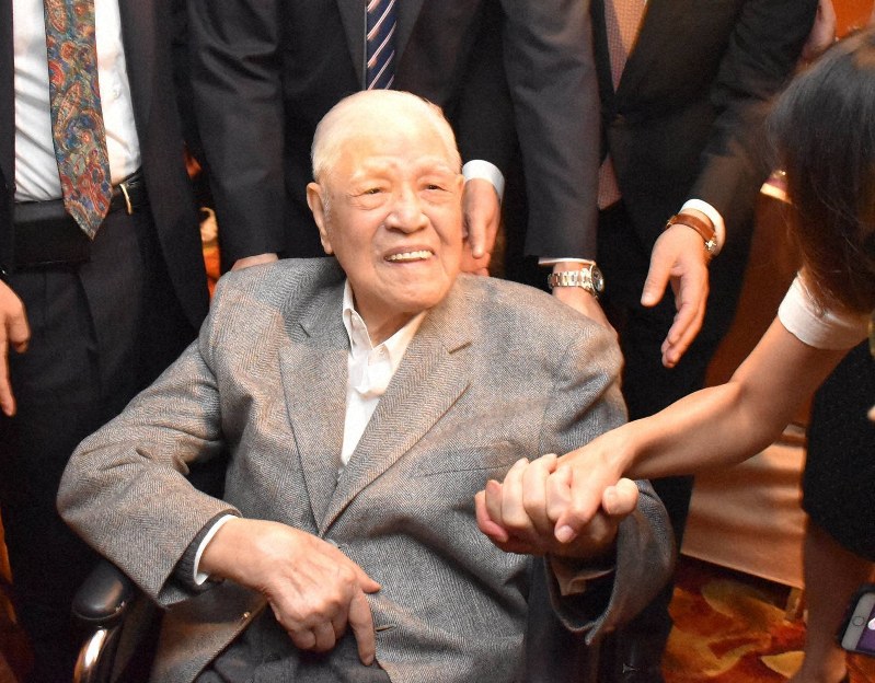 李登輝元総統、1年3カ月ぶり公の場に　支持者らと笑顔で握手