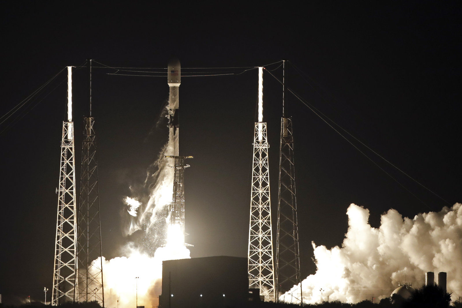 SpaceXの衛星ブロードバンド、2020年半ばにもサービス開始の意向。ライバルに先手