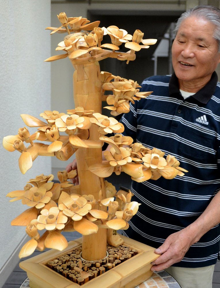 竹細工で制作 ツバキの花 満開 花の丸みや葉脈も表現