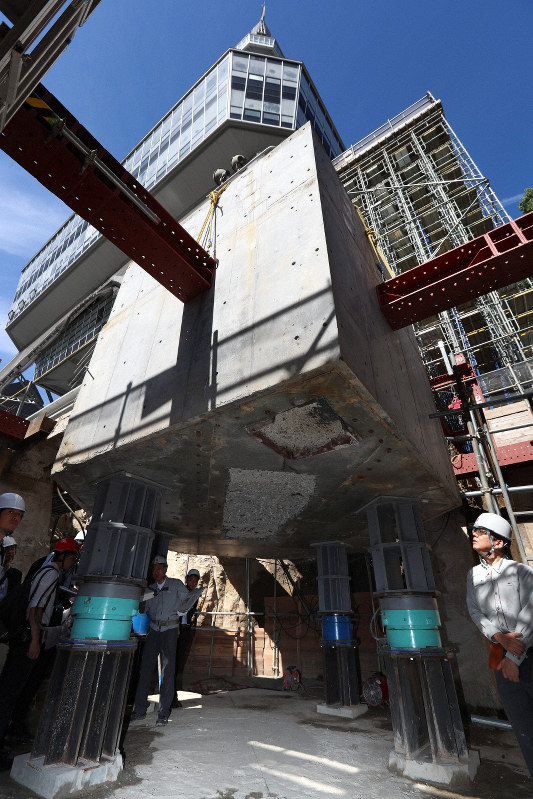 名古屋テレビ塔、宙に浮く　耐震工事で柱脚の基礎部分切断