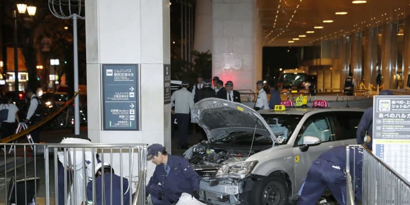 タクシー暴走で3人けが、大阪　上本町駅前、柱に突っ込む
