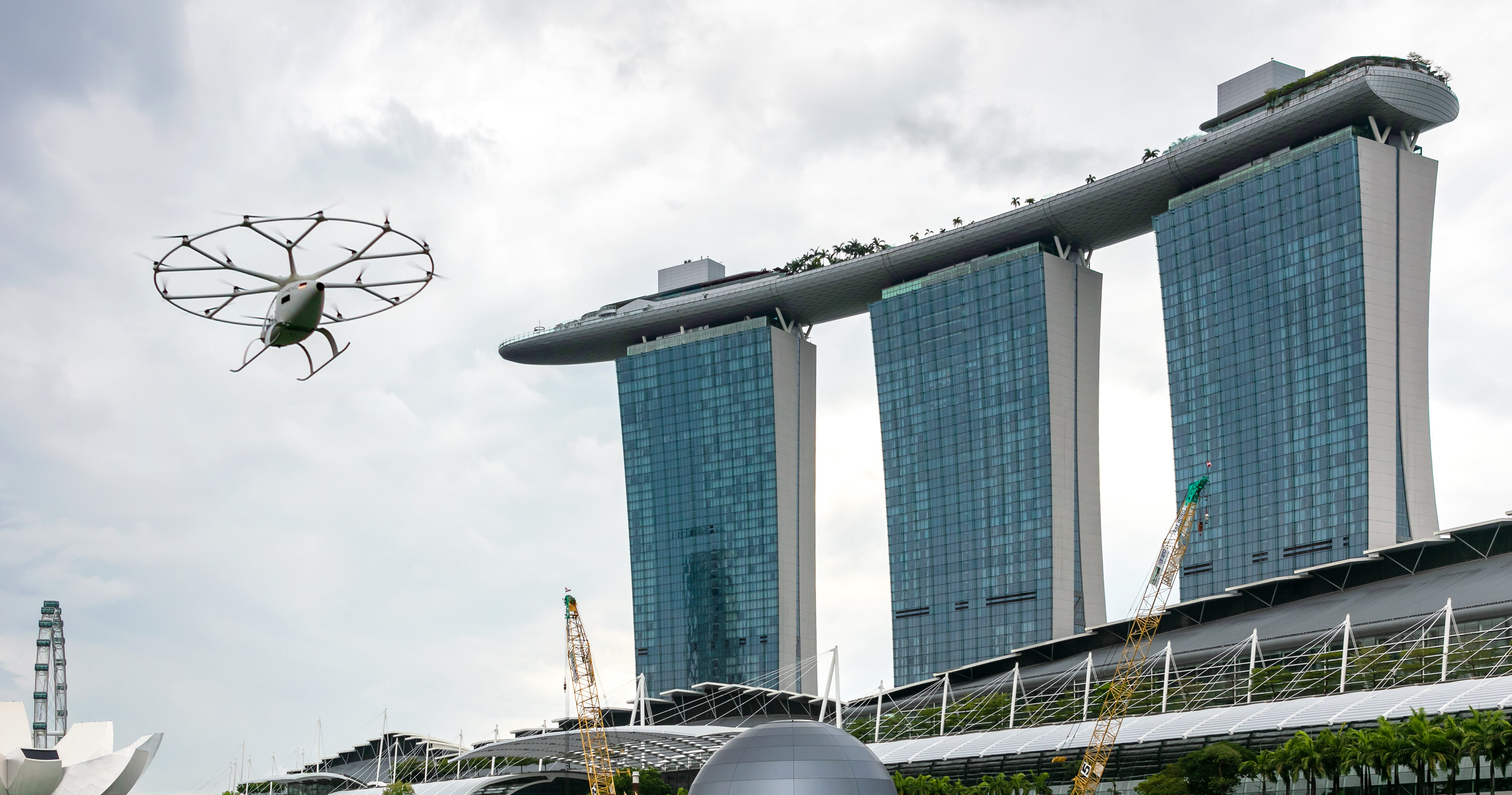 Volocopter、シンガポールで「空飛ぶタクシー」の有人飛行に成功！