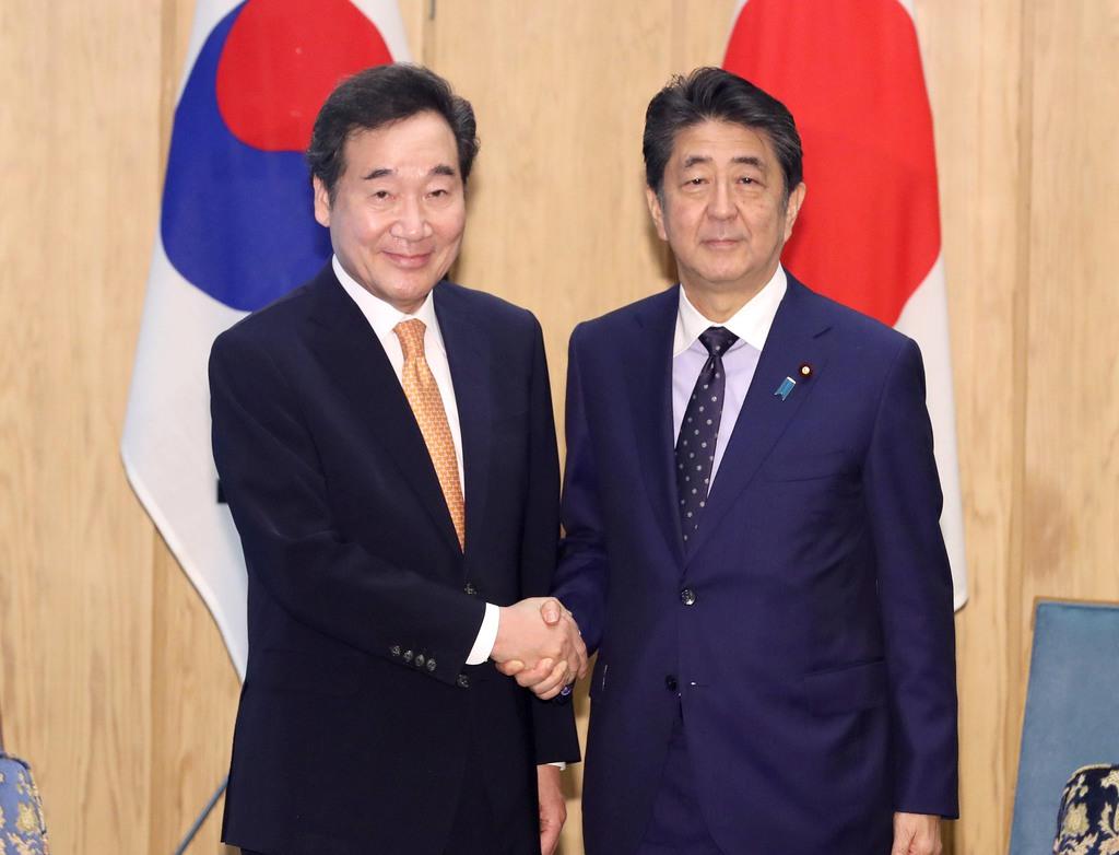 安倍首相、韓国・李首相と会談　関係改善は韓国次第