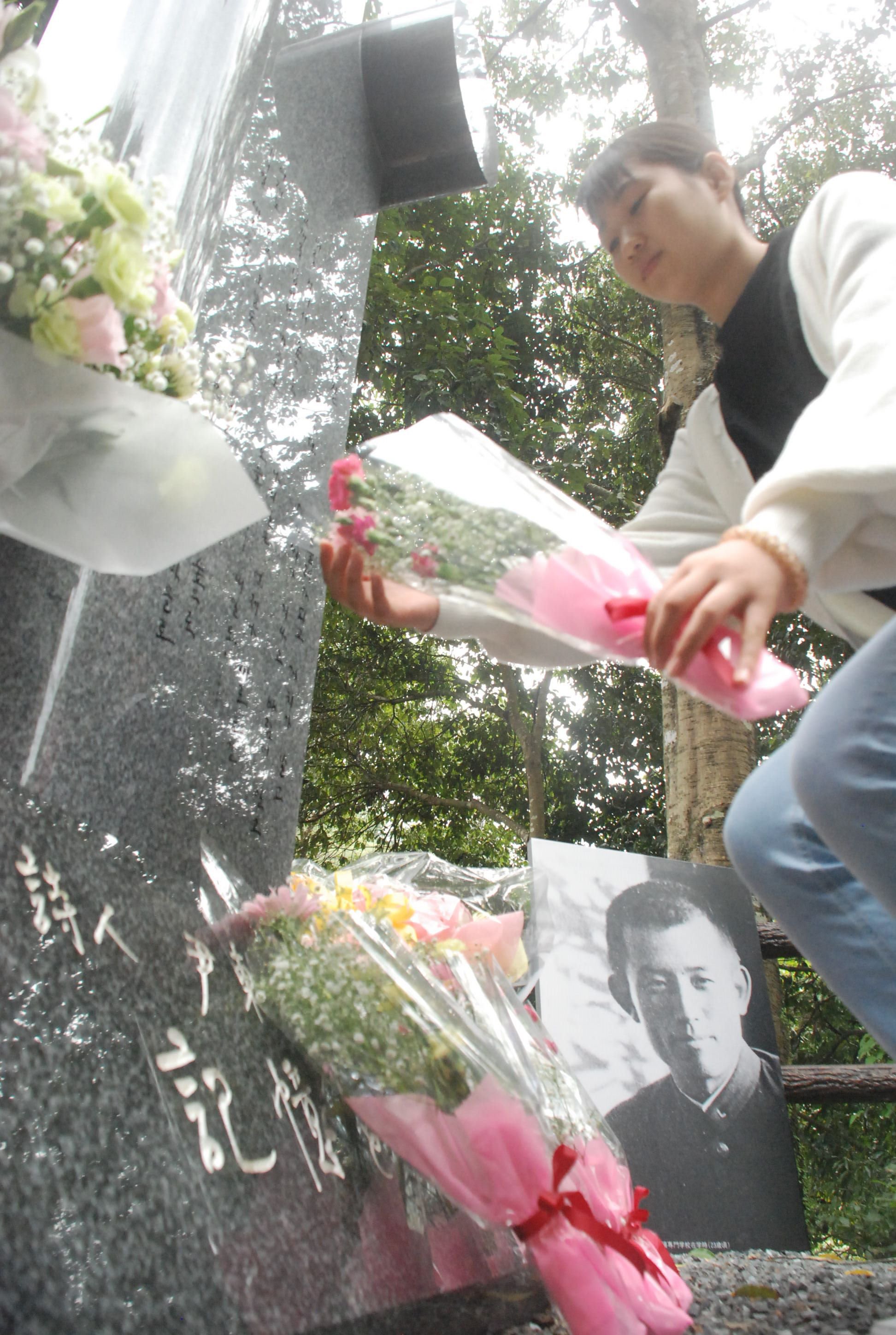 獄死の詩人、尹東柱しのぶ　日韓の関係者ら献花