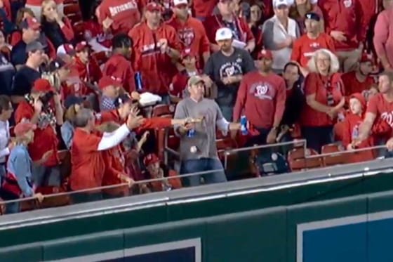 Mlb Ws ビール それが大切なんだ Hrボールを胸で止めた観客に驚きの声続々