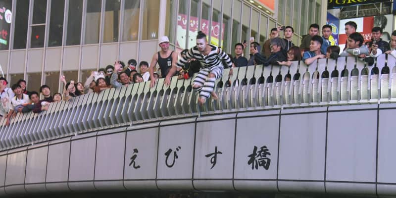 大阪・道頓堀飛び込み、橋揺らす　ハロウィーンで若者