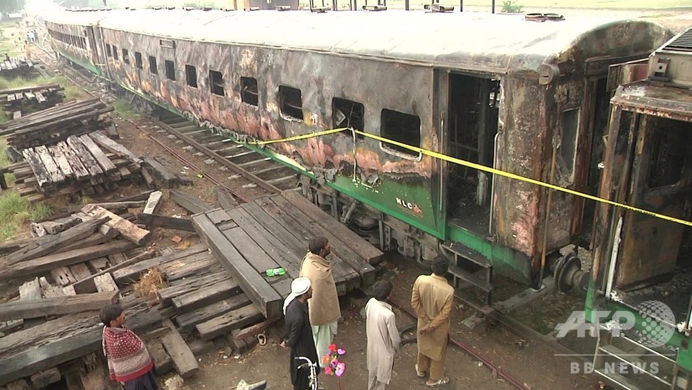 動画 パキスタン列車火災 焼けた車両