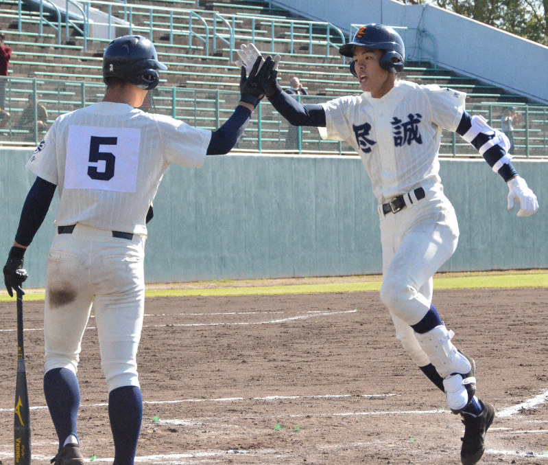 尽誠学園 仲村が勝ち越し2ラン 親子そろっての四国制覇まであと1勝 高校野球四国大会