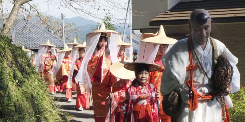 和歌山・田辺で熊野古道絵巻行列　平安時代の熊野詣で衣装まとい