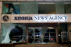香港デモで新華社が標的に、中国メディアは「厳しい対応」求める - ロイター