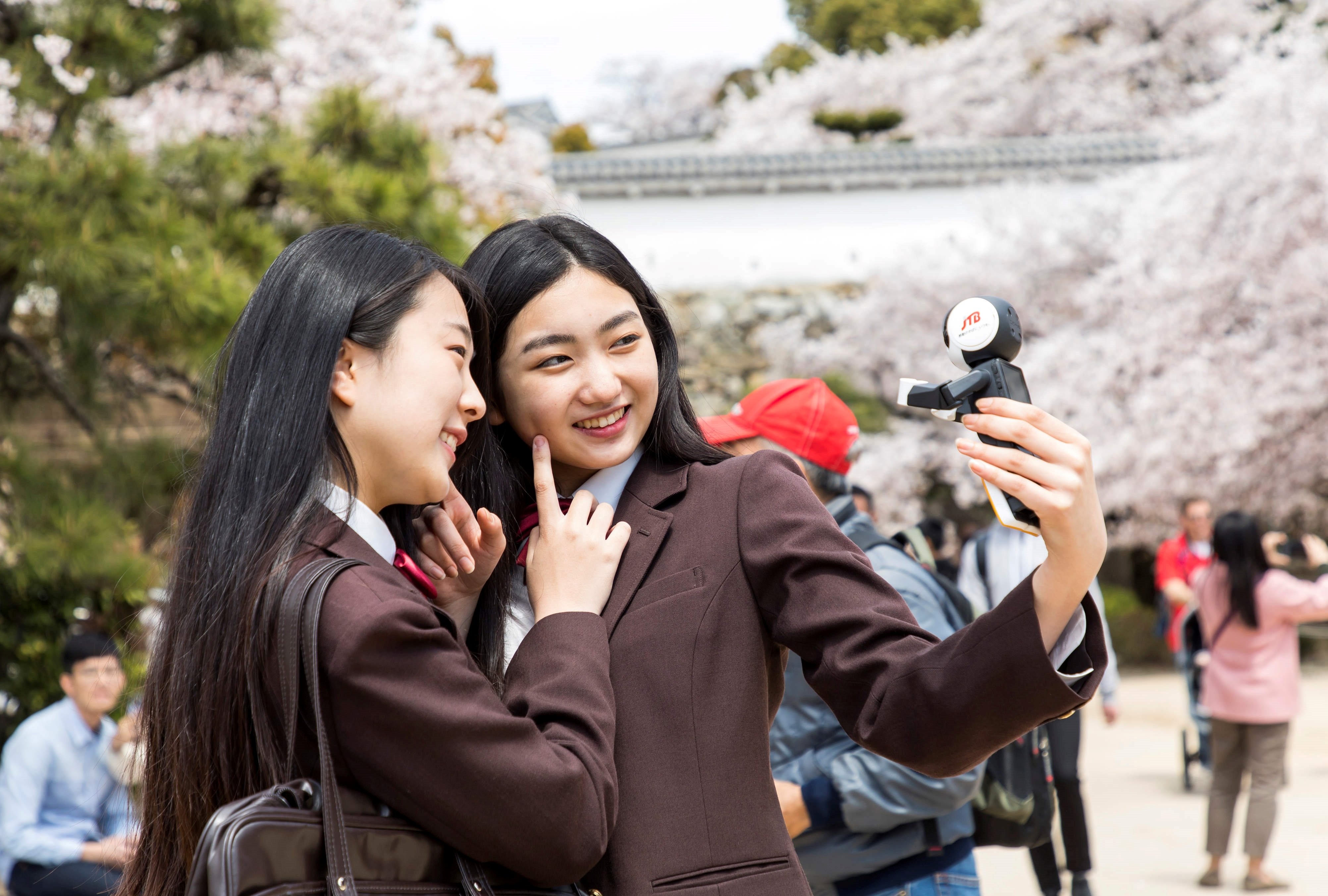 京都の修学旅行はロボットと　歴史・文化を解説、写真撮影も