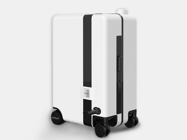 世界初！ 乗って移動に使えるスーツケース「NAUCRATES」はセルフフォロー機能も搭載