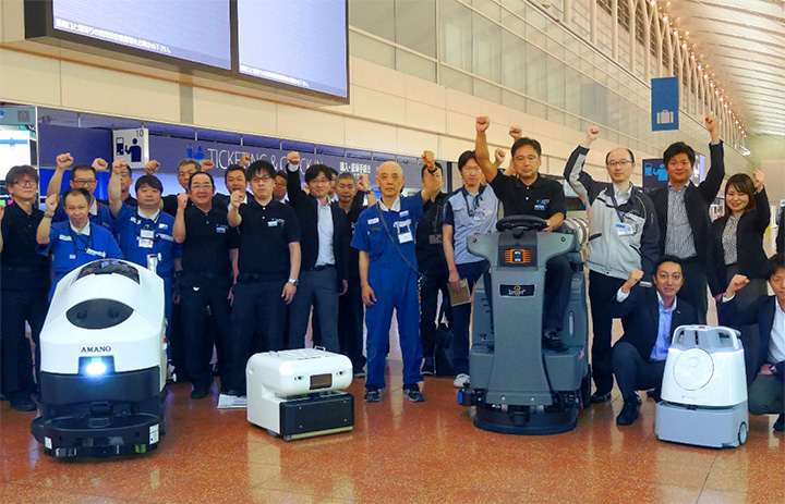 羽田空港、ロボットで清掃　国内線ターミナルに12台
