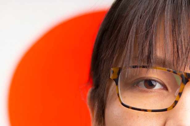 BBCも伝えた日本企業の「女性はメガネ禁止」問題の行方