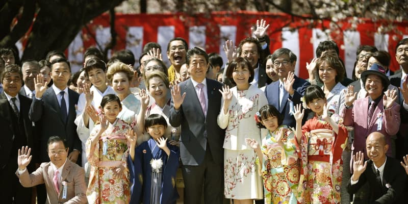 【写真】「桜を見る会」招待客と安倍首相夫妻