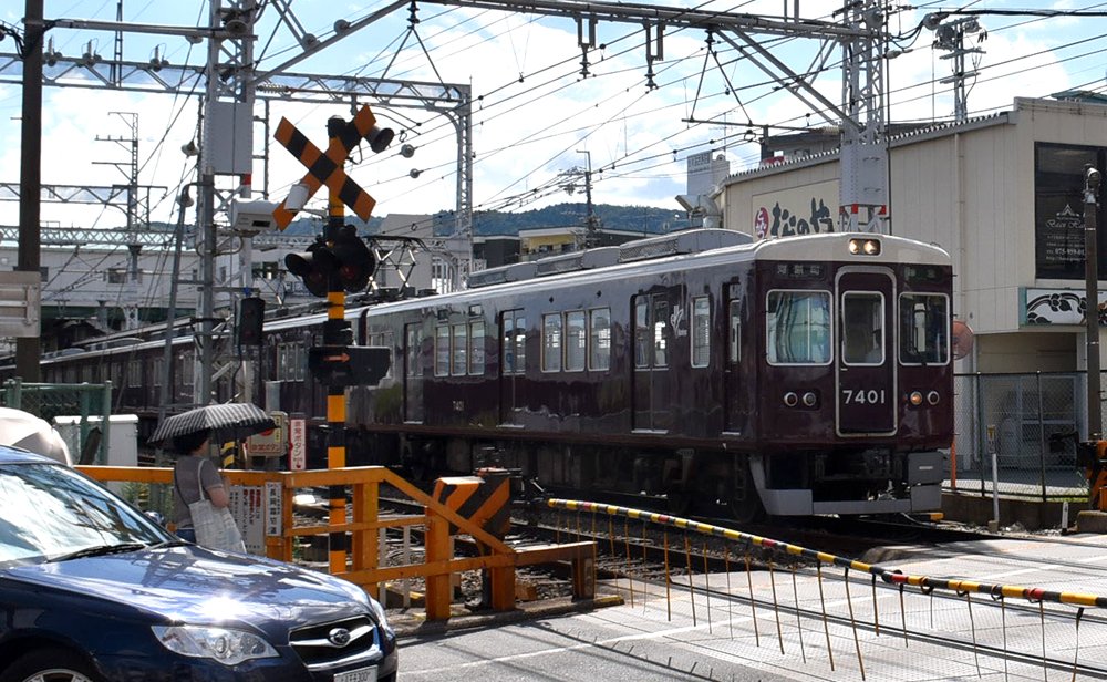 電車がイノシシと衝突、運行に遅れ　阪急電鉄京都線