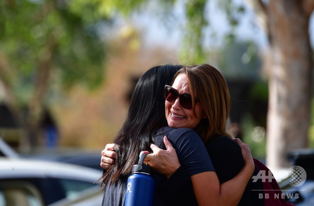 ロス近郊の高校で銃撃、5人死傷 容疑者の生徒拘束