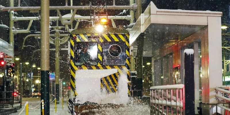札幌の「ササラ電車」が初出動　積雪7センチ、ブラシで飛ばす