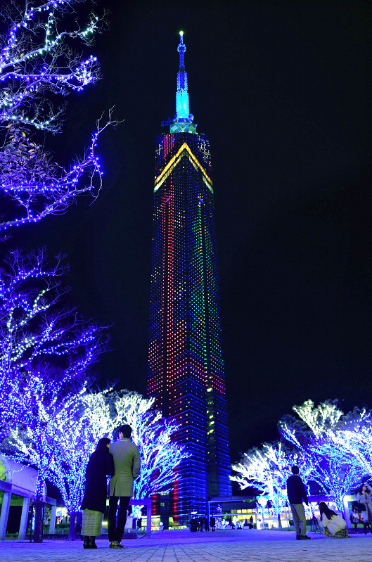 福岡タワー　雪の結晶でラッピング　クリスマスイルミネーション点灯