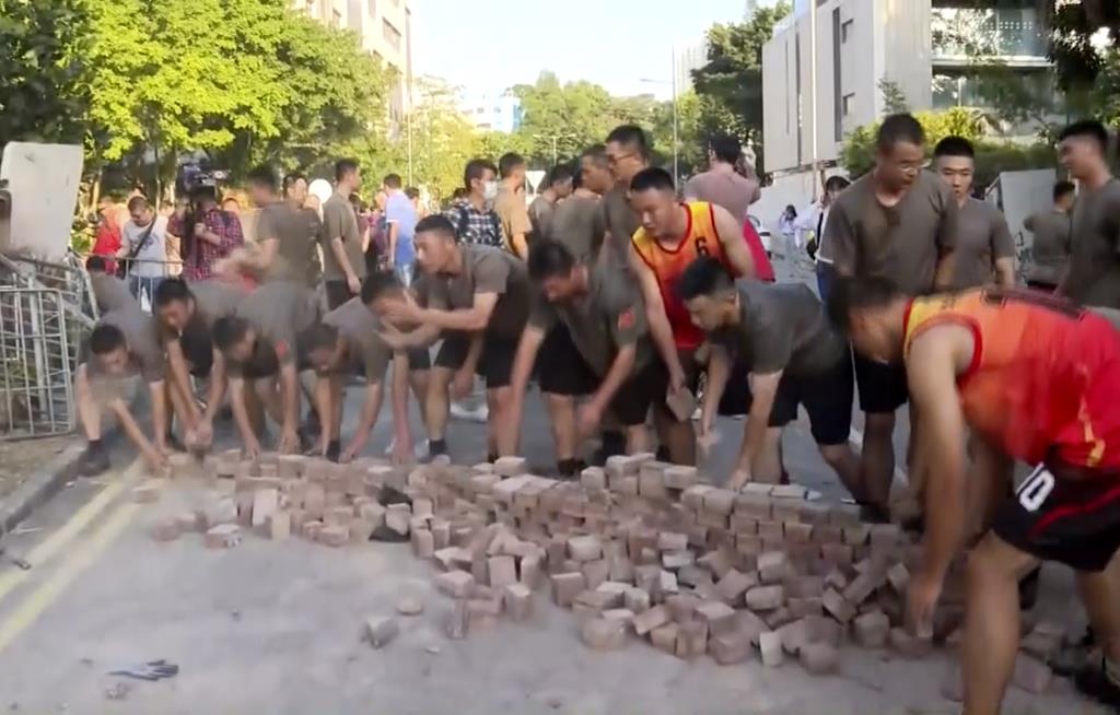 香港中文大から学生撤収　人民解放軍は道路清掃に出動