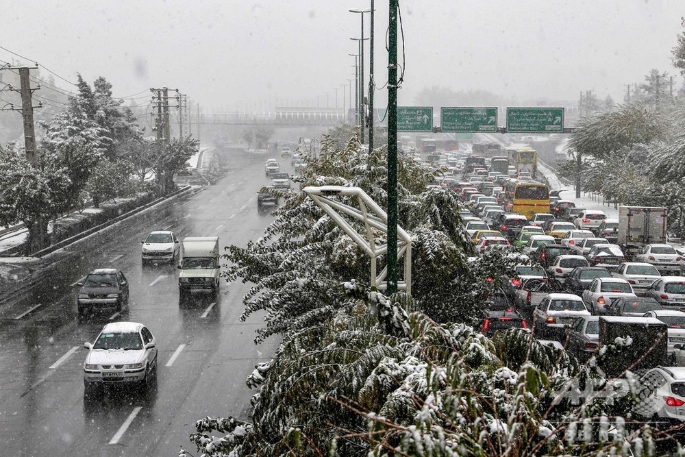 イランの首都テヘランに大雪、交通渋滞や複数地域で休校も