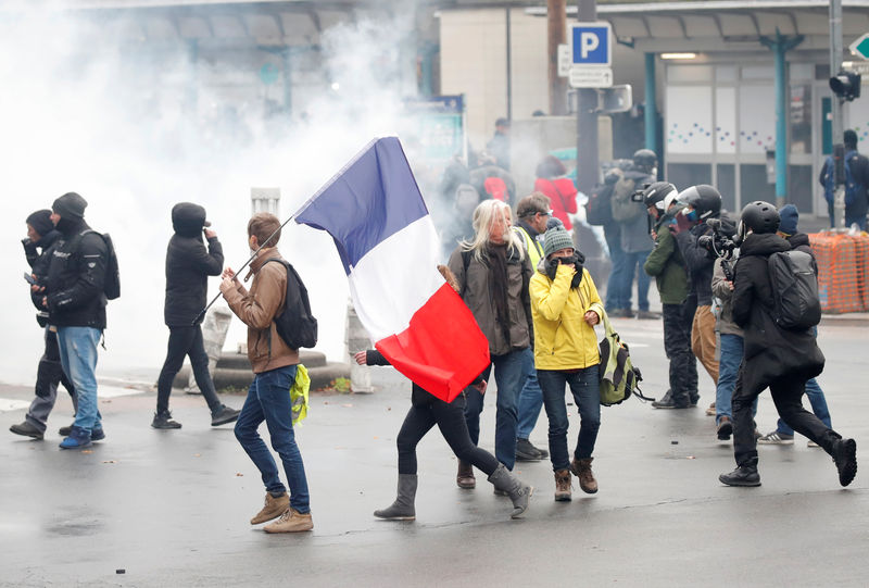フランス、黄色いベスト運動開始から1年でデモ　パリでは衝突も