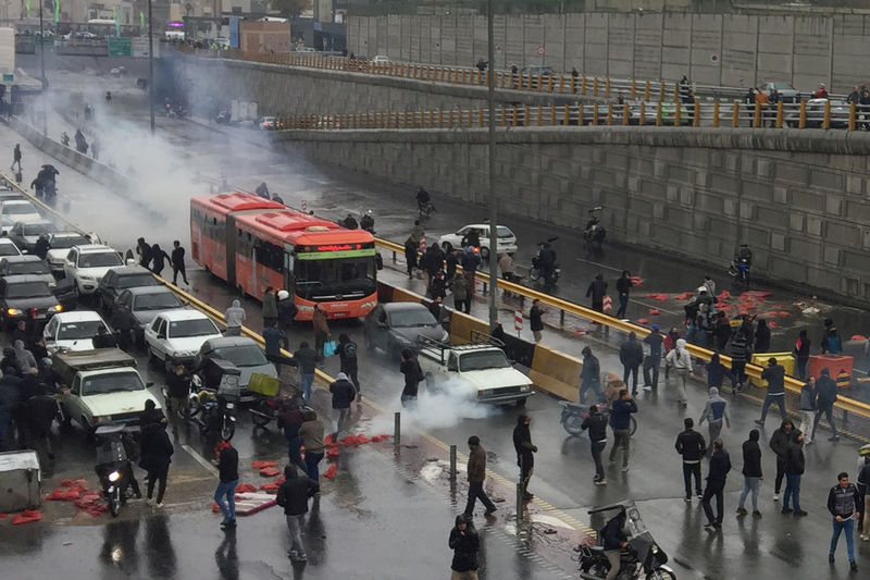 イラン反政府デモ、すでに100人超殺害の報告＝アムネスティ