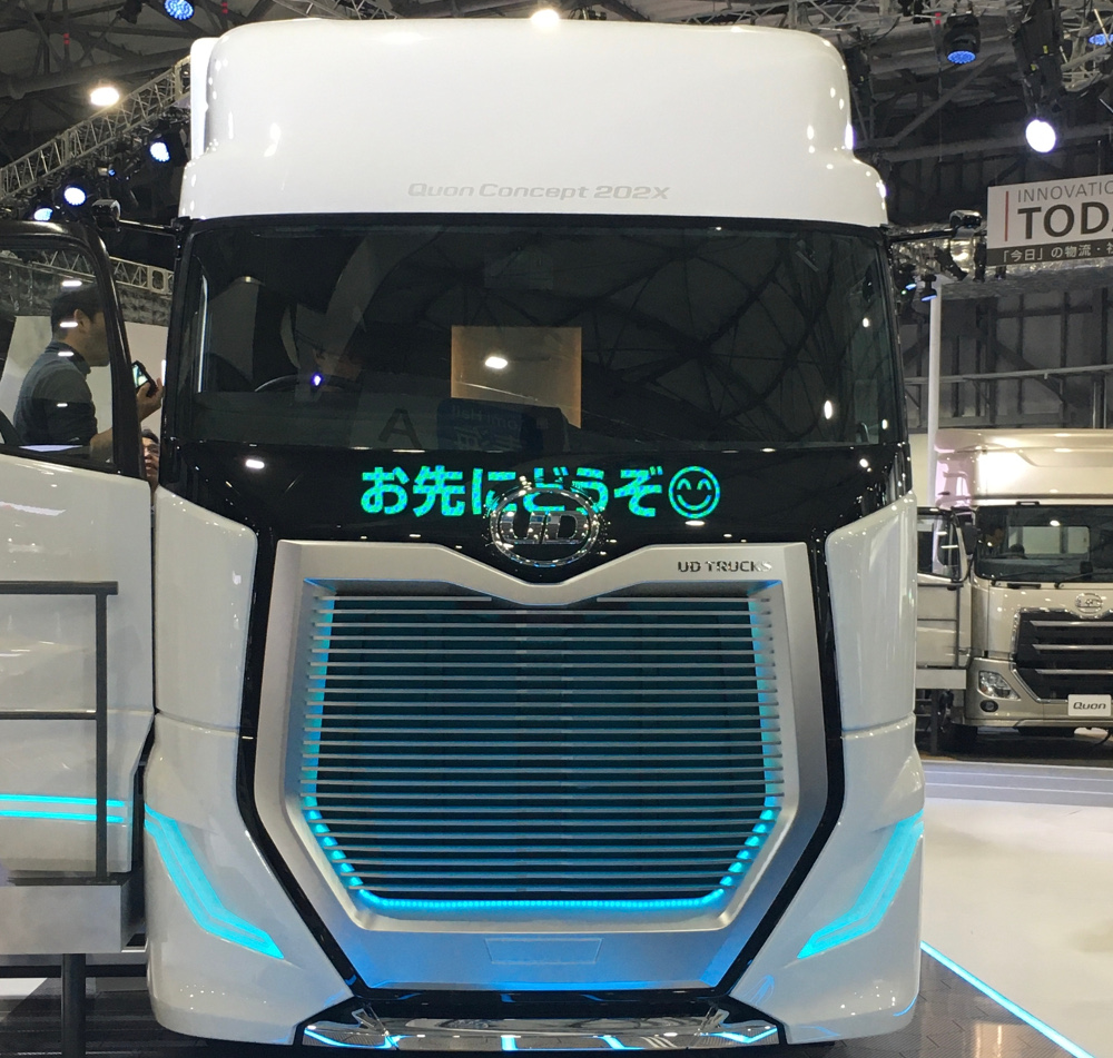 東京モーターショーに出現、「おしゃべりトラック」は運転の世界をどう変えるか