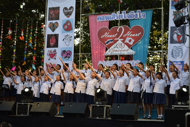 バンコク最大のスラムで日本とタイの被災者を支援するコンサート開く