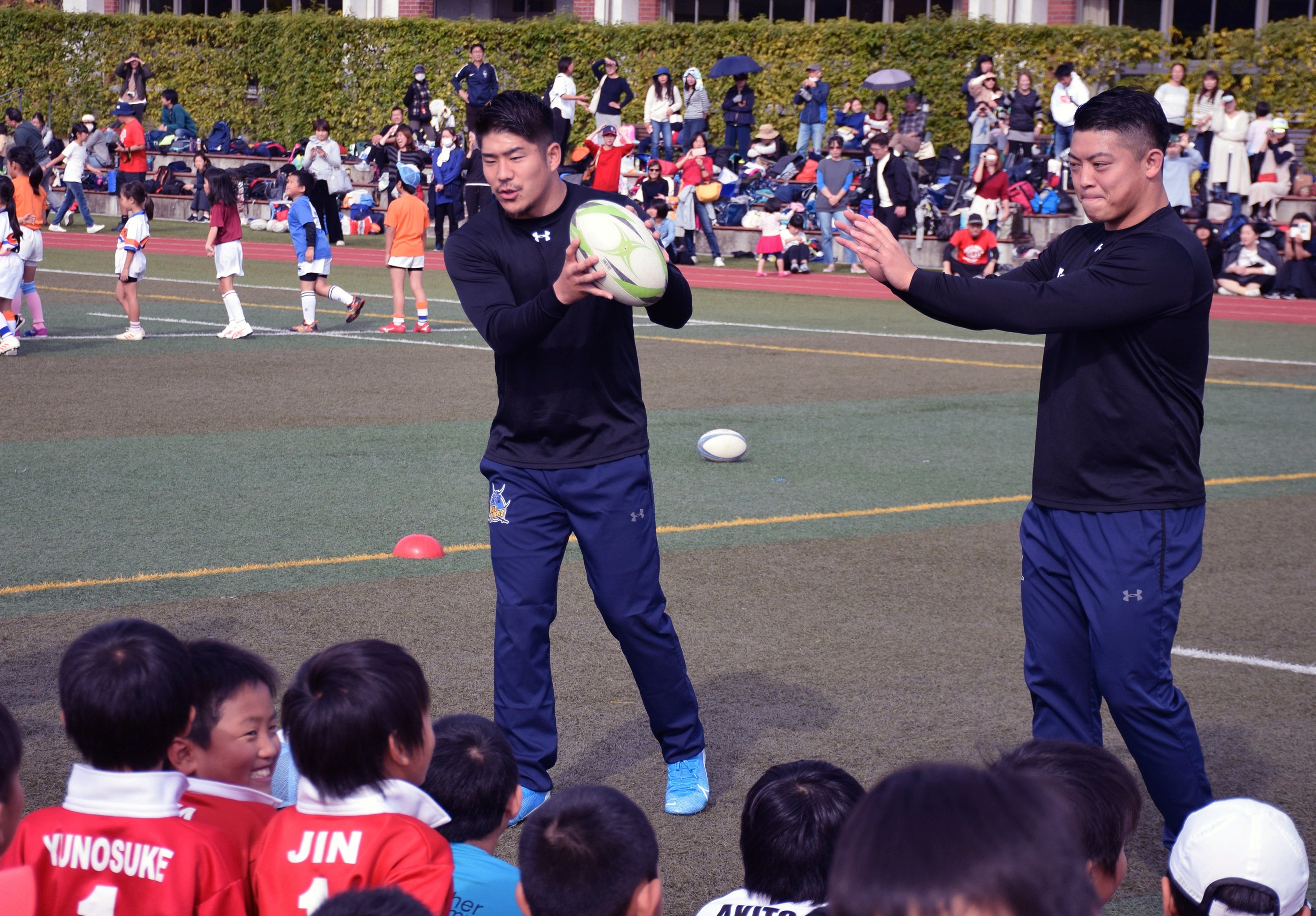 ラグビー日本代表、坂手選手と松田選手が小学生にパス伝授　地元・京都で教室