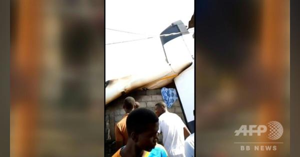 動画：コンゴで小型旅客機が住宅地に墜落、 23人死亡 墜落現場の映像