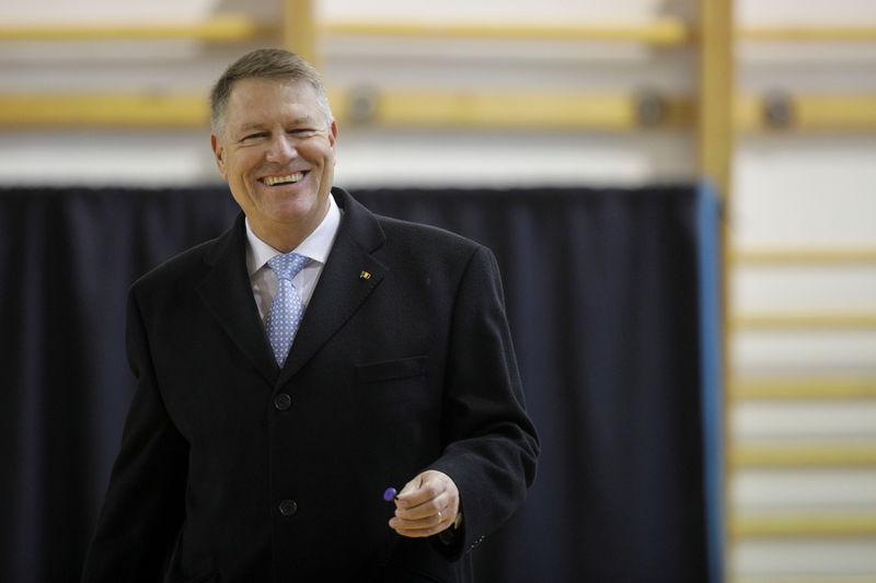 ルーマニア大統領選、現職の中道右派ヨハニス氏が再選