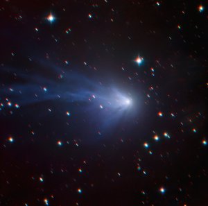 「青い彗星」の尾がたなびく様子をヨーロッパ南天天文台が撮影