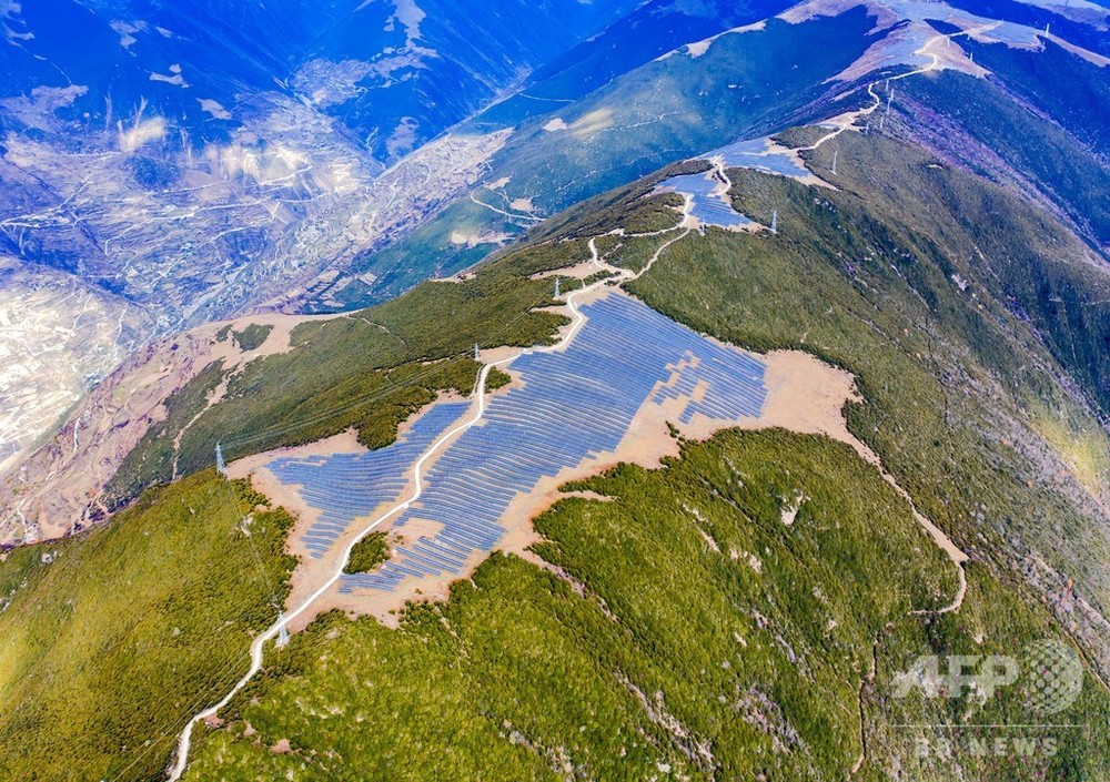 山肌を覆いつくす壮大な光景、海抜3900メートルの太陽光発電 中国・四川