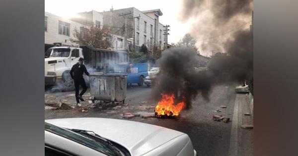 イランのデモ「過去最大」　革命体制、強い危機感　異例の弾圧で警告