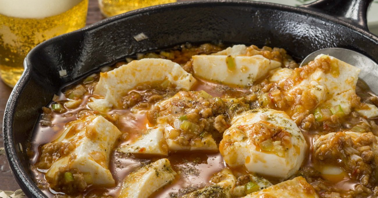 簡単 冬 レシピ ガツンとくる コク と 辛み で ビールがすすむ スキレット麻婆豆腐 まいにち湯豆腐