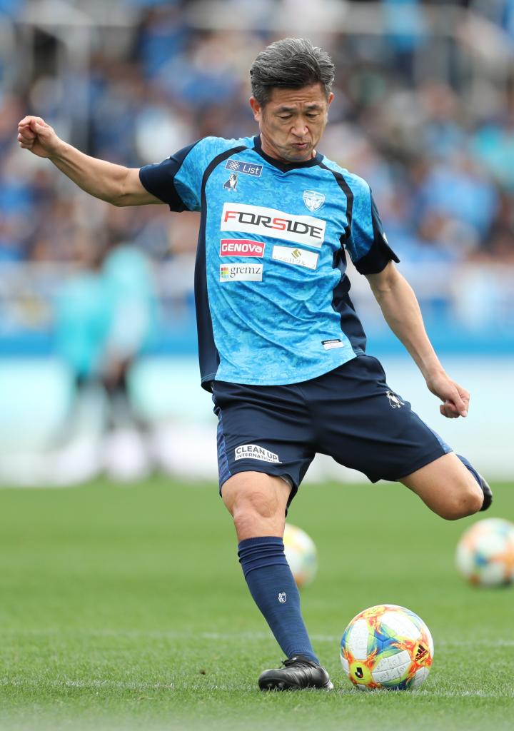 52歳の三浦知良が、J1昇格の横浜FCで来季もプレーに賛否両論の声 〈週刊朝日〉
