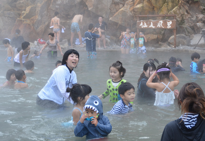 巨大露天風呂でぽかぽか　和歌山・川湯温泉に冬の風物詩「仙人風呂」