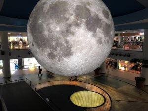合成に見えるかも？直径6mの月型球体展示物「リアルスーパームーン」