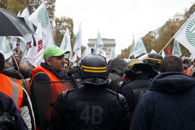 パリへの道をトラクターで封鎖、農家が政府の政策に抗議　フランス