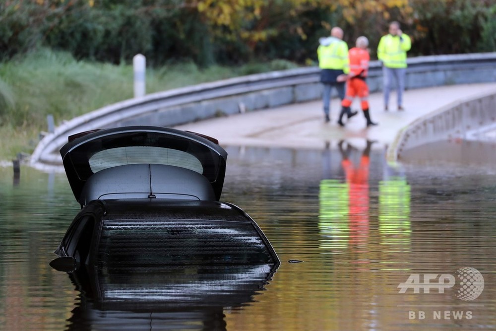 洪水被害の南仏で救助ヘリ墜落、隊員3人死亡