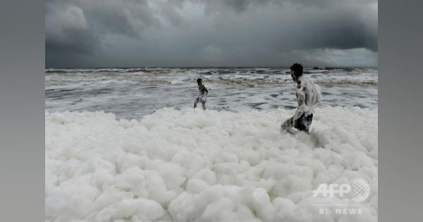 インド有数のビーチに大量の泡広がる、専門家らは汚染物質と指摘