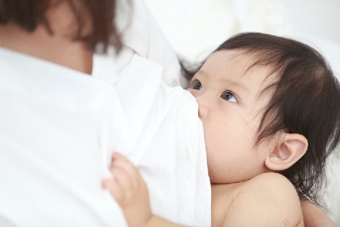 授乳中に眠ってしまい乳児が窒息死　母親は罪に問われてしまうのか？