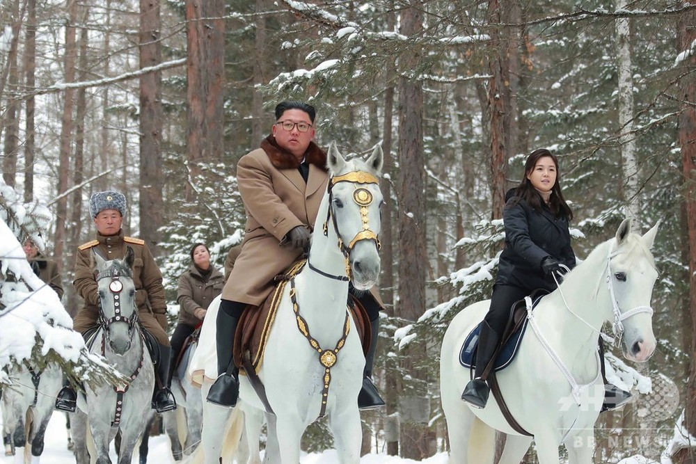 白馬に乗った金正恩氏、李夫人と白頭山へ KCNAが写真公開