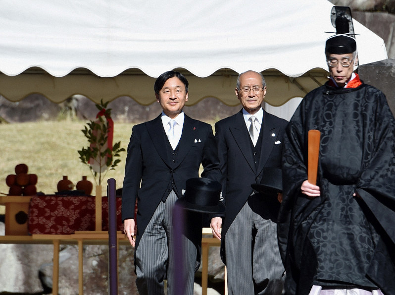 両陛下、7カ月の即位儀式終える　皇居で「賢所御神楽の儀」