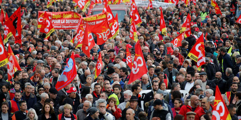 仏で年金改革反対ストライキ　鉄道停止、観光に影響