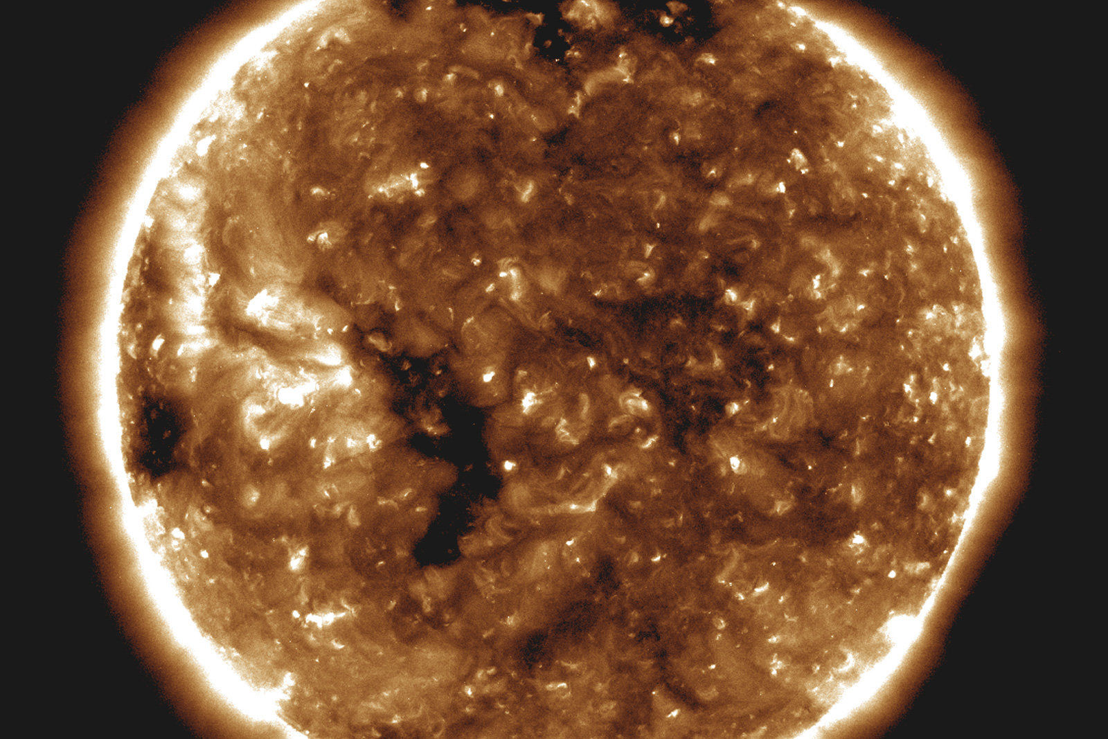 NASA太陽観測機の最初の成果が太陽風の秘密を明らかに。磁場の反転現象など発見