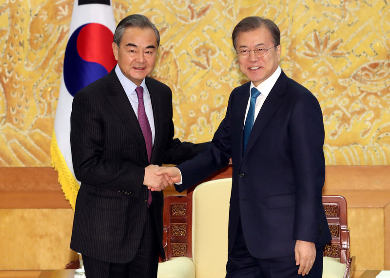 中国外相が韓国に融和姿勢、文大統領との会談で