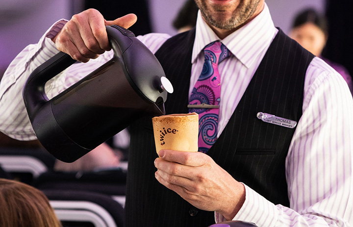 ニュージーランド航空、“食べられる”カップでコーヒー　廃棄物削減へ