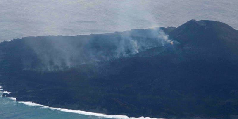 海保、西之島で噴火確認　航空機で観測、溶岩流も